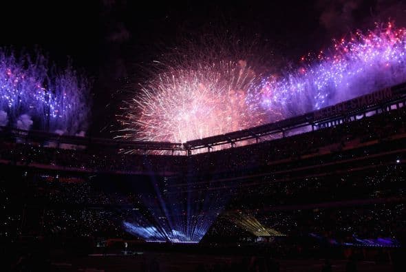 Un cuidado estilismo retro, una banda llena de energía y una particular mezcla de soul y rock sirvieron al cantante Bruno Mars para cautivar a la millonaria audiencia del Super Bowl durante el descanso de la gran cita anual del fútbol americano. Mars, de sólo 28 años y sobre quien planeaba la duda de si sería capaz de enfrentarse a un escenario de tal calibre, optó por un show directo y contundente. Tras una breve introducción a cargo de un coro de niños, un espectacular solo de batería sirvió para abrir el fuego y dar paso rápidamente al gran éxito "Locked Out of Heaven". Impecablemente vestido con una chaqueta dorada, despachó el tema junto a una banda con una amplia sección de viento que se lució en las coreografías. Sin más dilación, Mars descargó su segundo hit, "Treasure", y a continuación demostró su capacidad para fusionar el soul, el pop y el rock integrando en su espectáculo a los Red Hot Chili Peppers. La banda de Anthony Kiedis y Flea puso a saltar a todo el estadio Metlife con su clásico "Give it Away". Los rockeros californianos, a pecho descubierto como manda la tradición, solo necesitaron un par de minutos para demostrar que siguen en buena forma y ceder de nuevo el protagonismo a Mars.