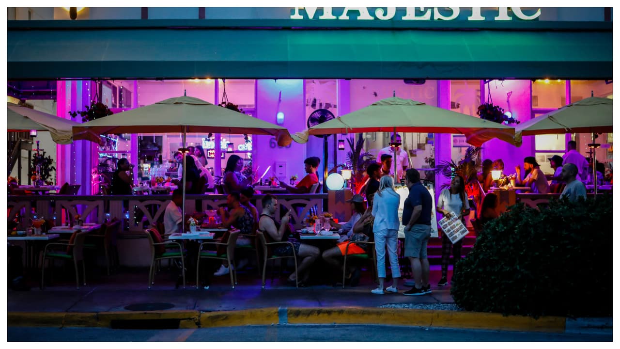 Suspenden venta de alcohol y estacionamientos públicos en las noches del fin de semana en Miami Beach