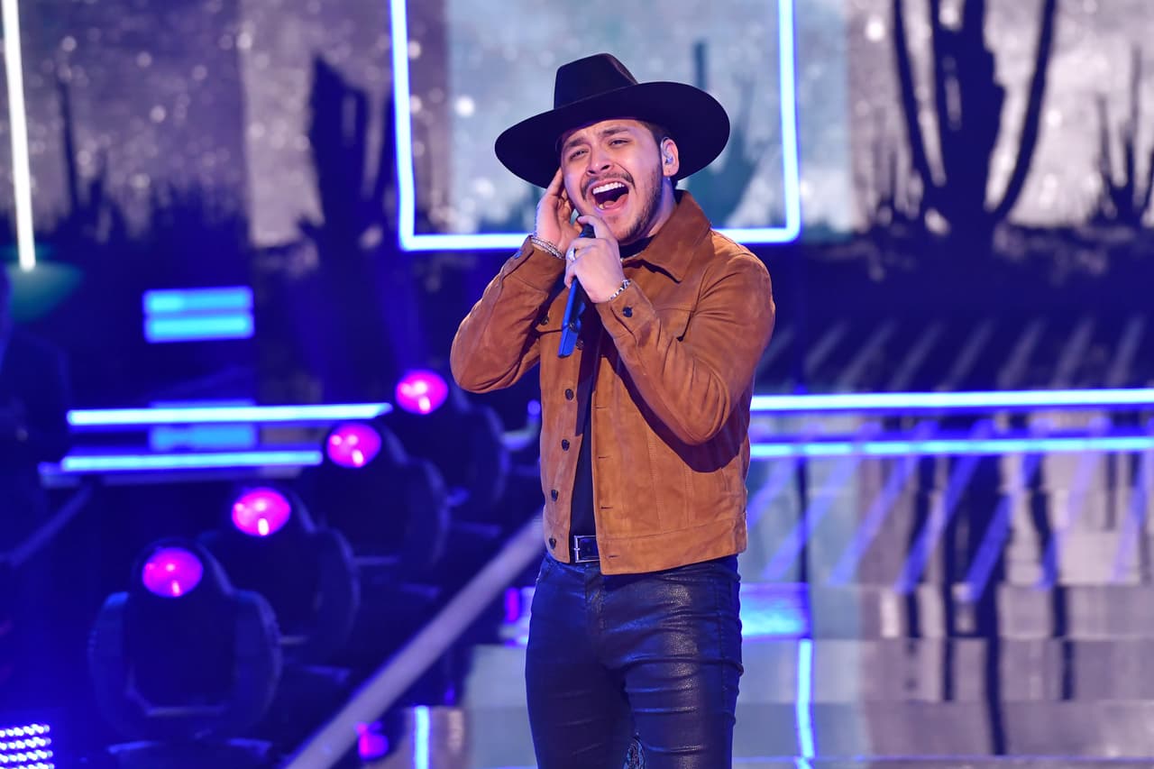 "Yo también te extraño, también me desvelo viendo nuestras fotos y videos", cantó el intérprete.