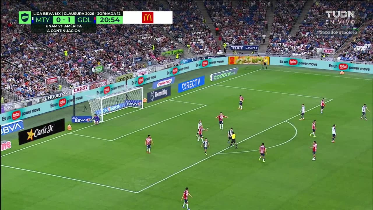 ¡CERCA! Carlos Salcedo disparó que se estrella en el poste.