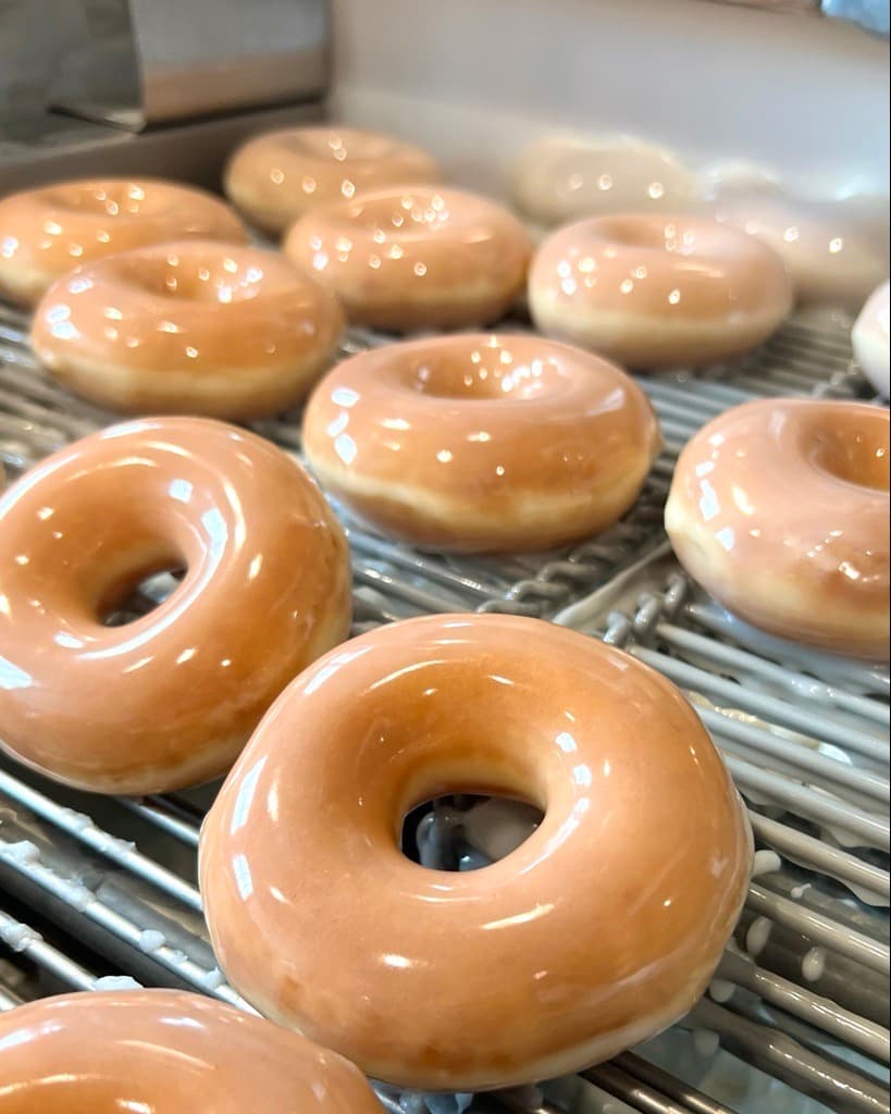 Krispy Kreme 
<br>Sitio web: https://www.krispykreme.com
<br>
<br>Podrás recibir una dona gratis sin realizar algún tipo de compra adicional. Además, en la compra de una docena de donas, podrá comprar una docena más de glaseado original por dós dólares. 
<br>
<br>Aunque no hay un Krispy Kreme en Filadelfia, nada te impide visitar las sucursales en Delaware, Collingswood, Nueva Jersey o Havertown.