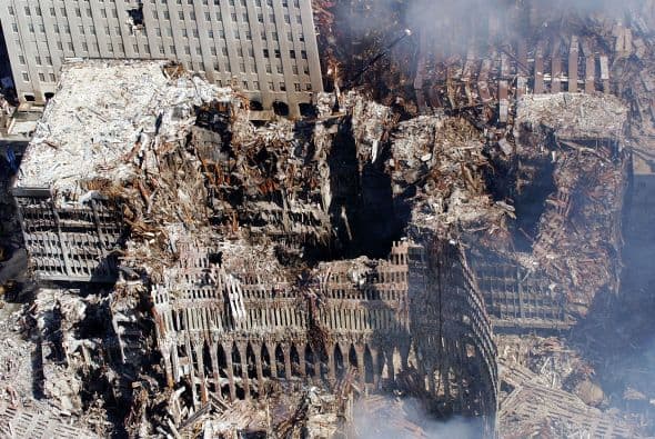El 11 de septiembre Estados Unidos fue víctima de horrendos ataques terroristas: Al Qaeda secuestró e impactó cuatro aviones contra varios objetivos y que causaron la muerte y destrucción, siendo el episodio que precedería a la guerra de Afganistán y a la adopción por el Gobierno estadounidense y sus aliados de la política denominada de Guerra contra el terrorismo. Los atentados fueron cometidos por diecinueve miembros de la red yihadista Al-Qaida,1 divididos en cuatro grupos de secuestradores, cada uno de ellos con un terrorista piloto que se encargaría de pilotar el avión una vez ya reducida la tripulación de la cabina. Los aviones de los vuelos 11 de American Airlines y 175 de United Airlines fueron los primeros en ser secuestrados, siendo ambos estrellados contra las dos torres gemelas del World Trade Center, el primero contra la torre Norte y el segundo poco después contra la Sur, provocando que ambos rascacielos se derrumbaran en las dos horas siguientes.2 3 El tercer avión secuestrado pertenecía al vuelo 77 de American Airlines y fue empleado para ser impactado contra una de las fachadas del Pentágono, en Virginia. El cuarto avión, perteneciente al vuelo 93 de United Airlines, no alcanzó ningún objetivo al resultar estrellado en campo abierto, cerca de Shanksville, en Pensilvania, tras perder el control en cabina como consecuencia del enfrentamiento de los pasajeros y tripulantes con el comando terrorista.
