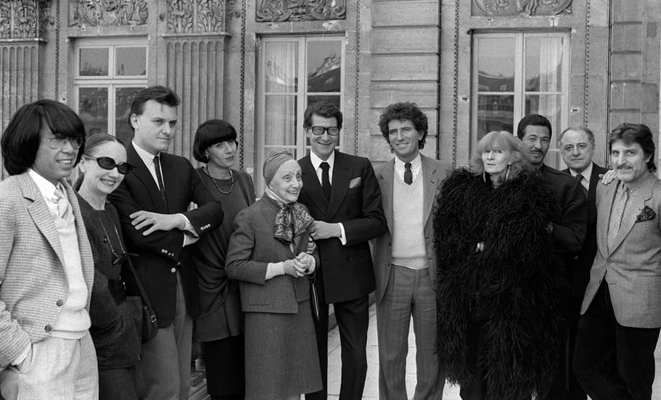 La historia detrás de esta colección especial es la siguiente: 
<a href="http://www.soniarykiel.com/en_ue/rykielismes/1990-opening-of-the-flagship-store-in-paris-at-175-boulevard-saint-germain/"><b>Sonia Rykiel</b> </a>fundó la marca de ropa que lleva su nombre en 
<b>1968</b> en el corazón del barrio parisino 
<b>Saint-Germain-Des-Prés que d</b>esde los años 50, ha sido el lugar de encuentro de escritores, intelectuales, artistas y cineastas franceses y de todas partes del mundo que conversan en 
<a href="http://www.lesdeuxmagots.fr/en/"><b>Les Deux Magots</b></a> y 
<a href="http://cafedeflore.fr/menu/"><b>Café Flore</b></a> dos de los cafés más emblemáticos de la zona.
<br>