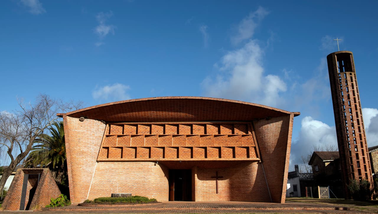 <b>Iglesia de Atlántida, Uruguay</b>
<br>
<br>Realizada por el ingeniero Eladio Dieste, esta iglesia modernista a unas 40 millas de Montevideo está inspirada en la arquitectura religiosa medieval.
<br>
<br>Fue inaugurada en 1960 y para el Comité del Patrimonio Mundial de la UNESCO, “ofrece un ejemplo eminente de los notables logros formales y espaciales de la arquitectura moderna en América Latina durante la segunda parte del siglo XX”.