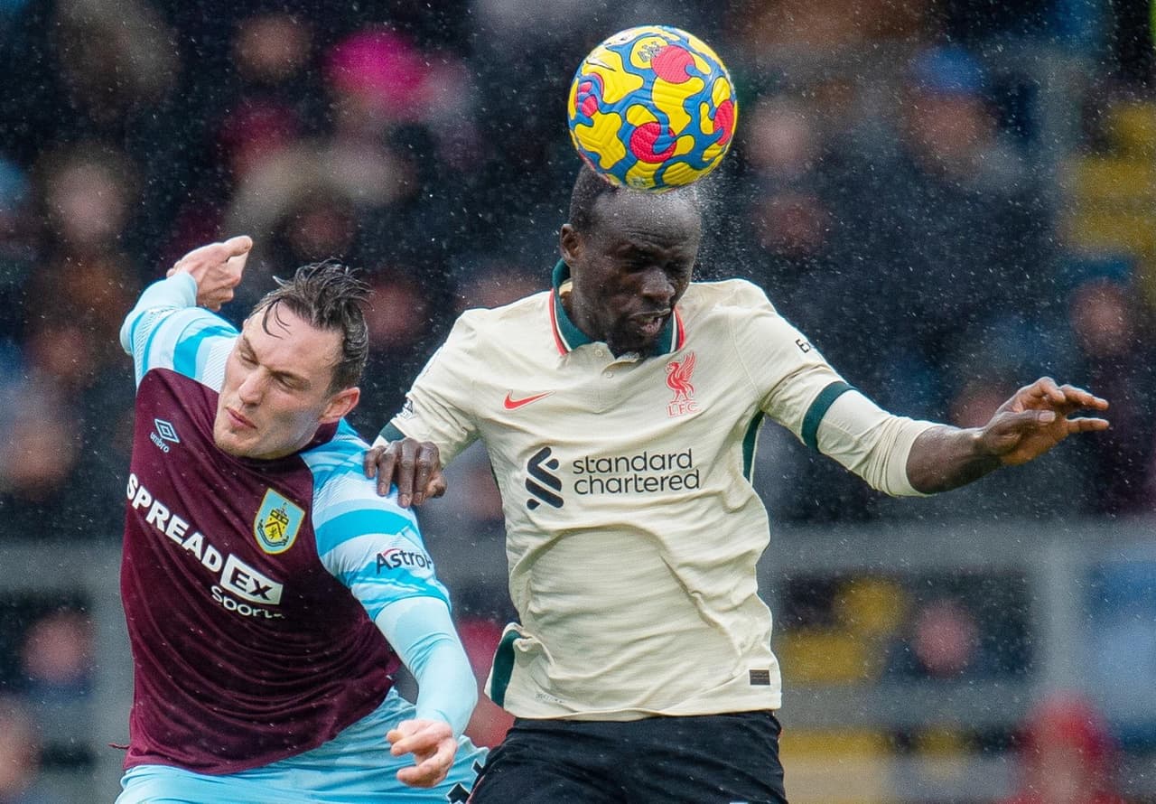 Liverpool se impone por la mínima ante Burnley con anotación de Fabinho Tavares al minuto 40' del encuentro y, con este triunfo, se pone a un punto del Manchester City por el liderato de la Premier League.