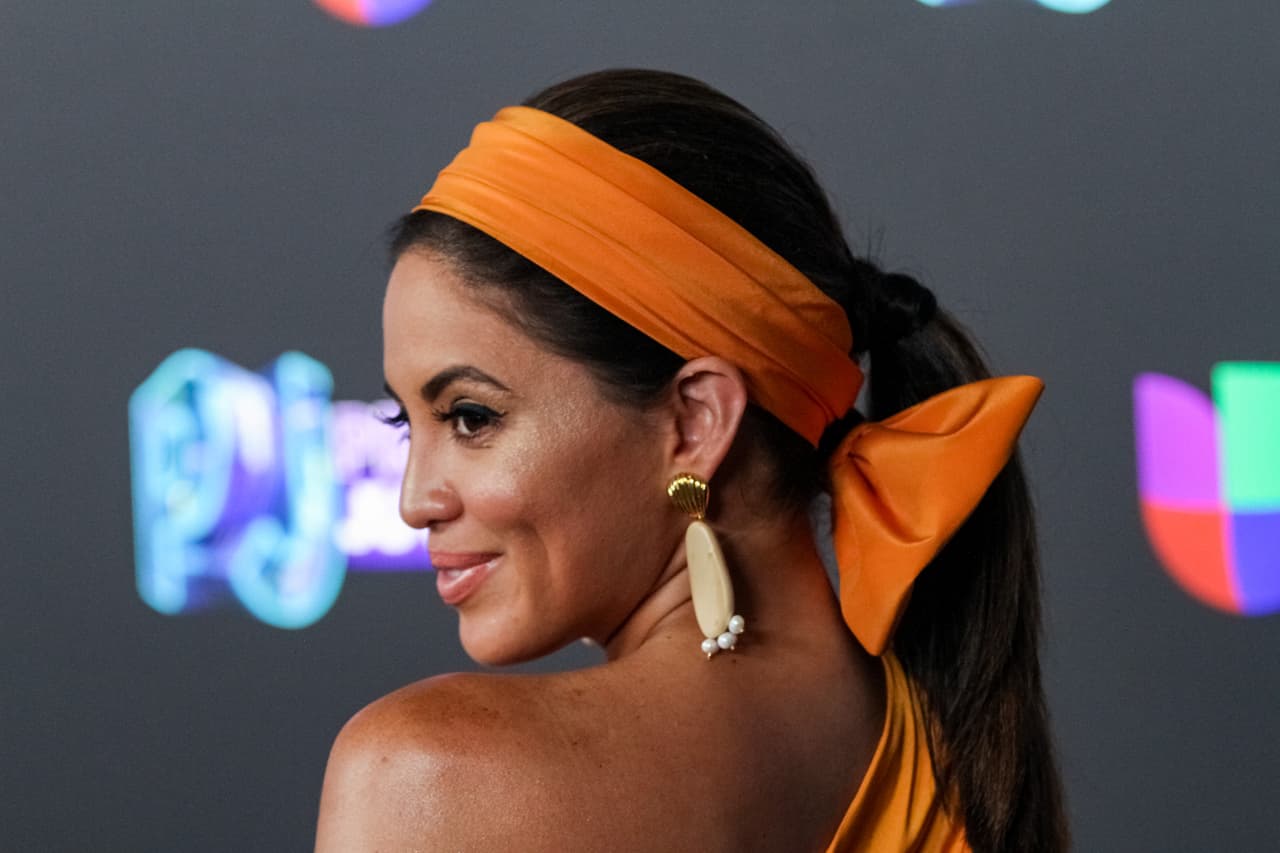 Como toque a su look de la noche llevaba una cinta del mismo color de su vestido en el cabello que terminaba con un enorme moño en la nuca.