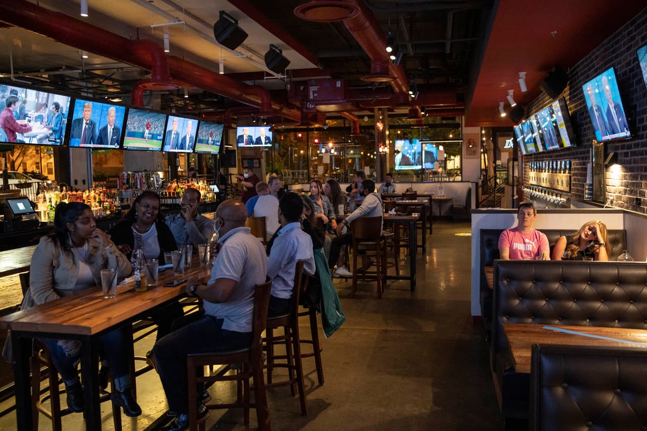 Se extiende la prohibición de venta de bebidas alcohólicas después de las 11 pm, en lugares como restaurantes y bares al aire libre.