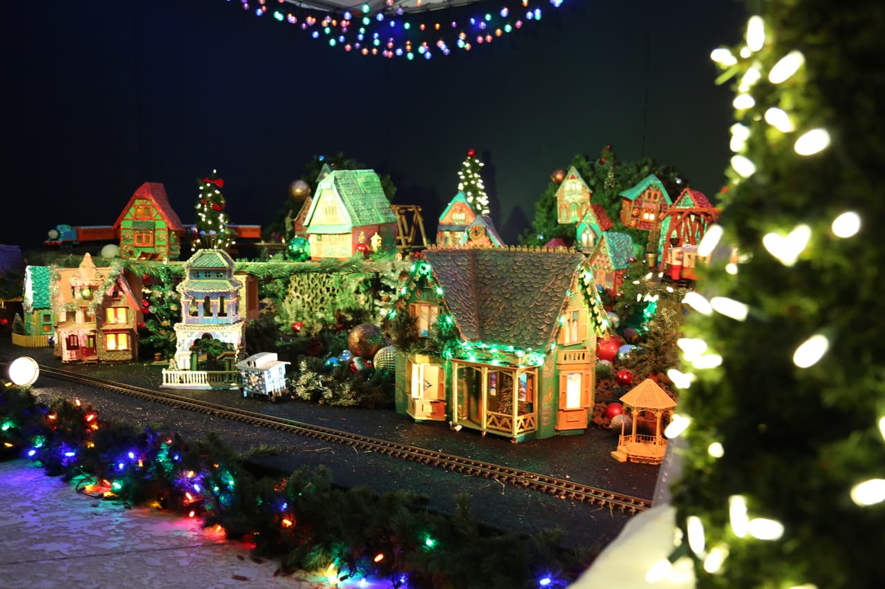 El ya tradicional pueblito navideño en miniatura, con sus ferrocarriles y trenes, cautiva la atención de los visitantes más pequeños.