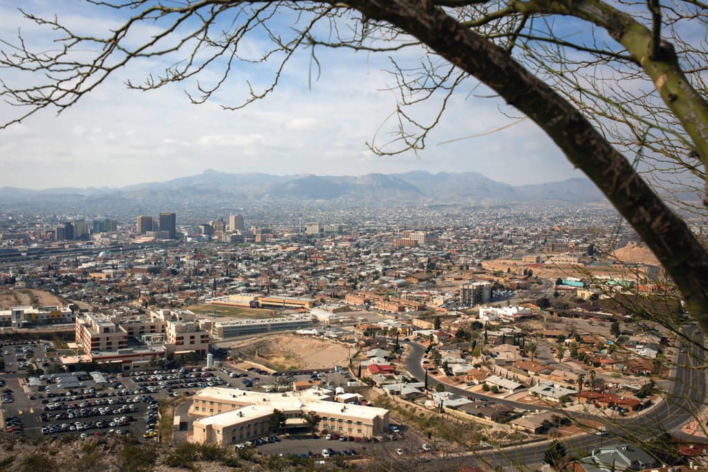 Los oficiales de inmigración están liberando hasta 700 personas por día en El Paso, Texas. Ciudad Juárez, México, se puede ver en la distancia. 
<br>