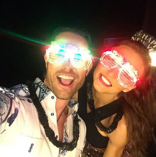 Angelique Boyer y Sebastián Rulli comenzaron el 2016 en la playa con mucho amor.