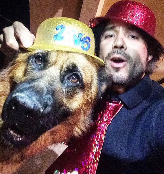 José Ron y su inseparable mascota Skiro le dieron la bienvenida al año nuevo.