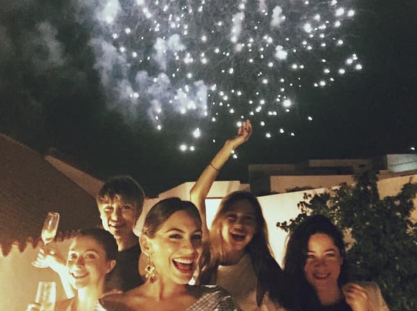 Ana Brenda brindó por los nuevos retos que vienen.