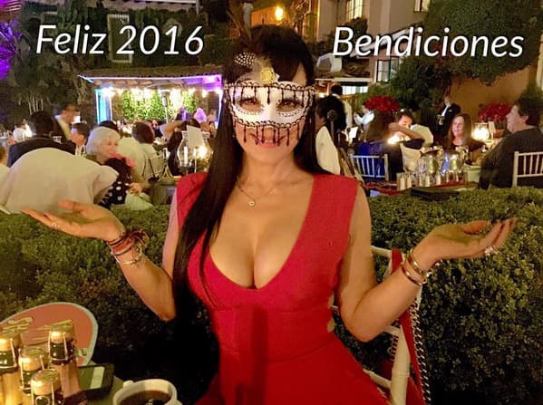 Maribel Guardia lució espectacular de rojo, para que no le falte el amor.