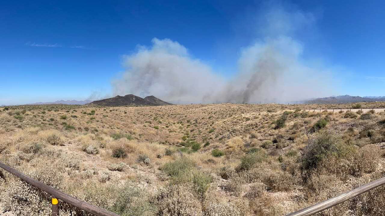 Mientras tanto, bomberos están realizando una quema táctica a lo largo de Forest Service Road 1847 entre Goldfield Ranch y el incendio principal, para reforzar las líneas de control al norte del área de Goldfield Ranch.