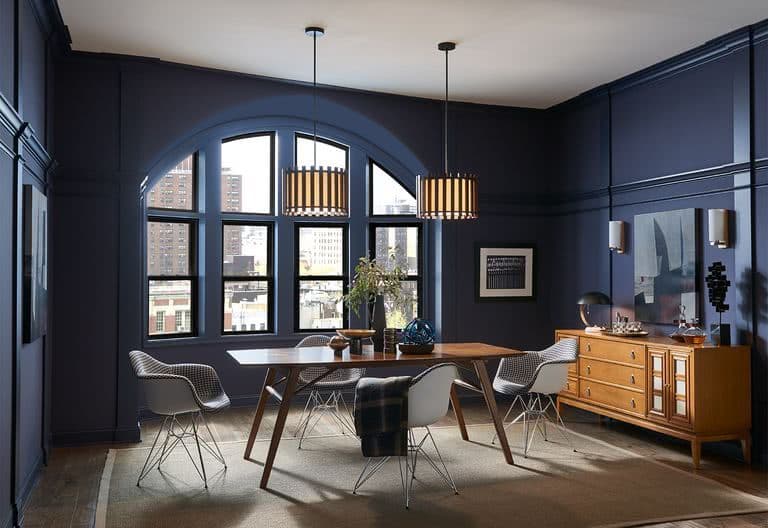 El azul marino sin duda es una oda al Oceano, a los espacios de relajación y a elegantes salones, este es po mucho uno de los tonos que podría ser parte de tu hogar.