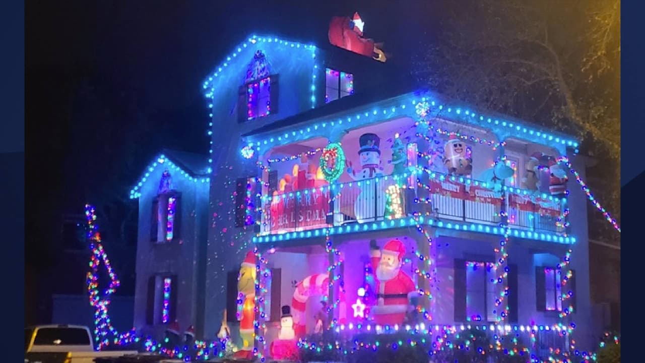 <a href="https://seeclickfix.com/issues/11592408 " target="_blank">Ubicación</a>: 75 E Palomino Dr Gilbert, AZ 85296
<br>La gente puede ver la casa iluminada todos los días de 6 pm a 6 am.