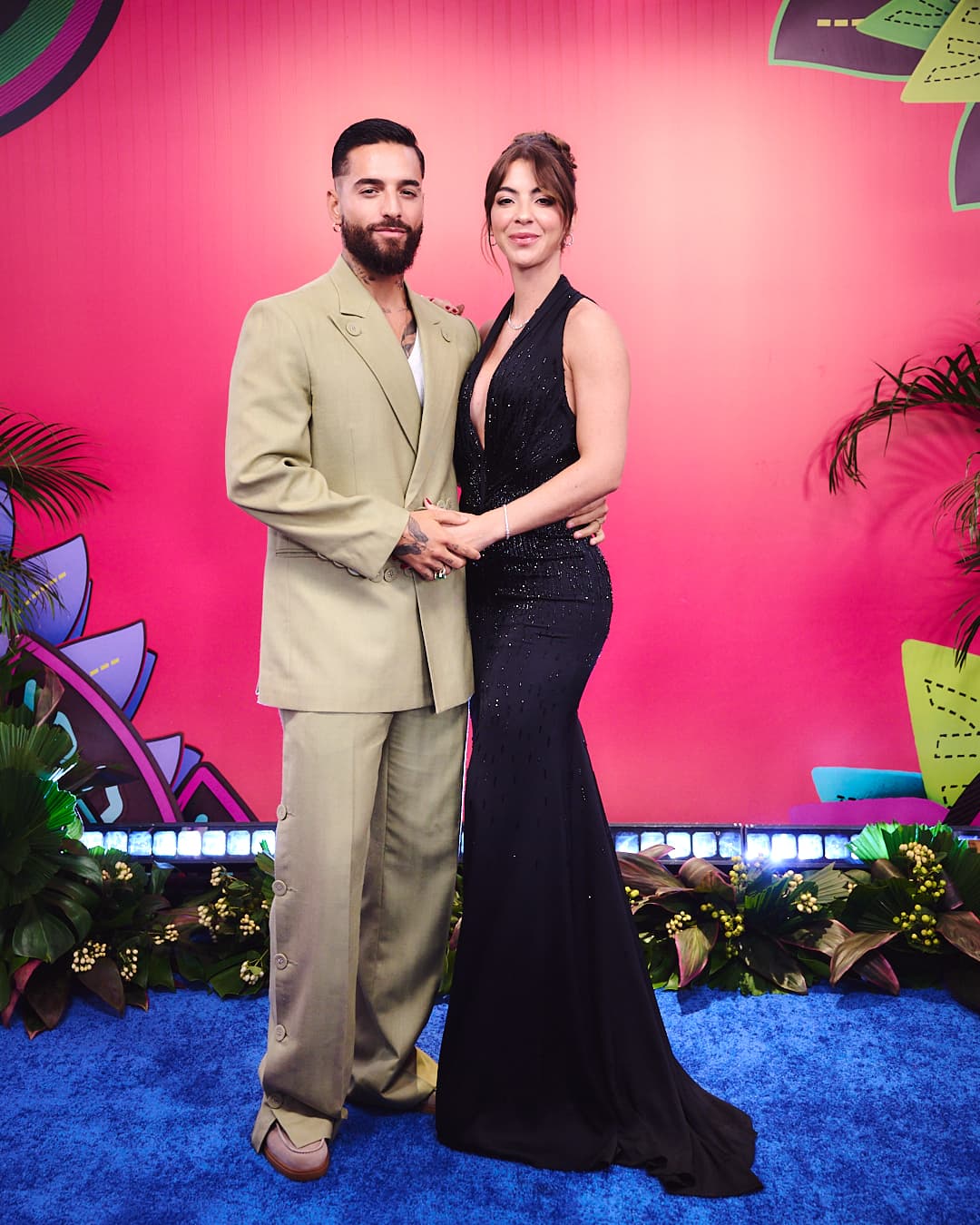 La alfombra azul de Premios Juventud 2025 estuvo llena de glamur, pero también de mucho amor. 
<b>Maluma y Susana Gómez</b> llegaron con un look casual.