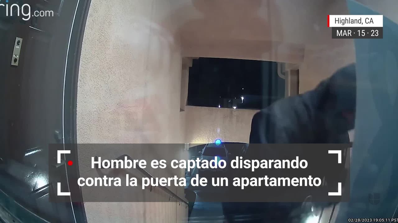 Hombre es captado disparando contra la puerta de un apartamento