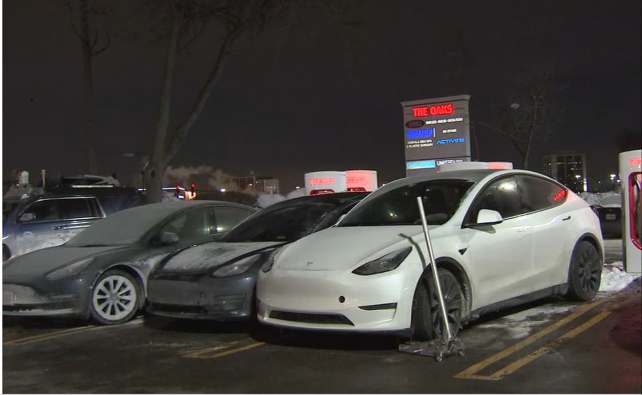 Andre EL Khouri, portavoz de la AAA, explica que las baterías tienen menor rendimiento durante el frío, lo cual impacta a los carros eléctricos durante las condiciones gélidas que atraviesa Chicago.