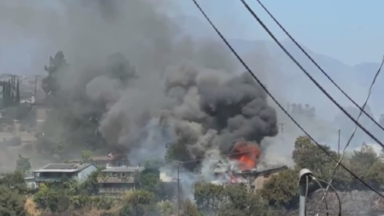 El momento en que un incendio de maleza destruye una vivienda en Eagle Rock