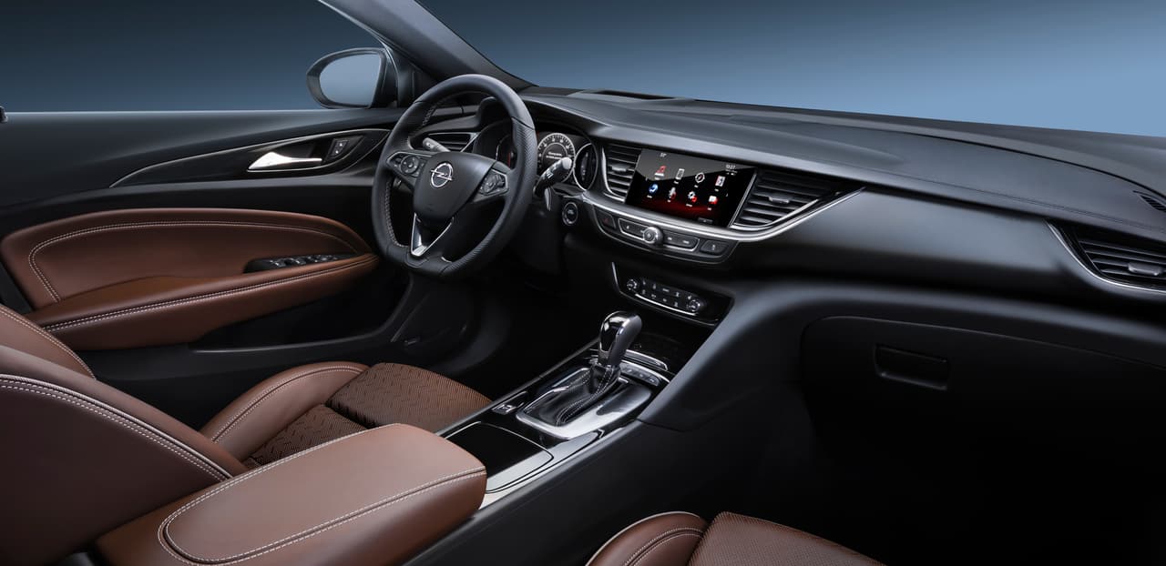 El interior del Opel Insignia Grand Sport 2018 cuenta con líneas fluidas y un aspecto general que es 
<b>sereno y lujoso aunque algo genérico</b>.
<br>