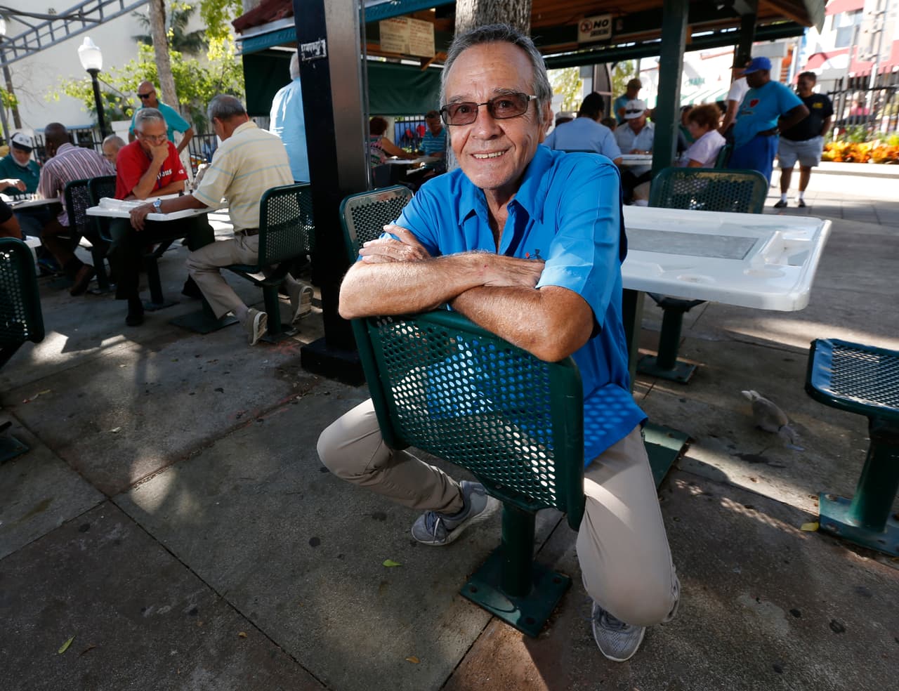 Alan Díaz nació en Nueva York, de padres cubanos. Como fotoperiodista sus colegas recuerdan que supo ser paciente y esperar el momento justo. Fue así como logró contar importantes hitos noticiosos desde la ciudad de Miami para el mundo.