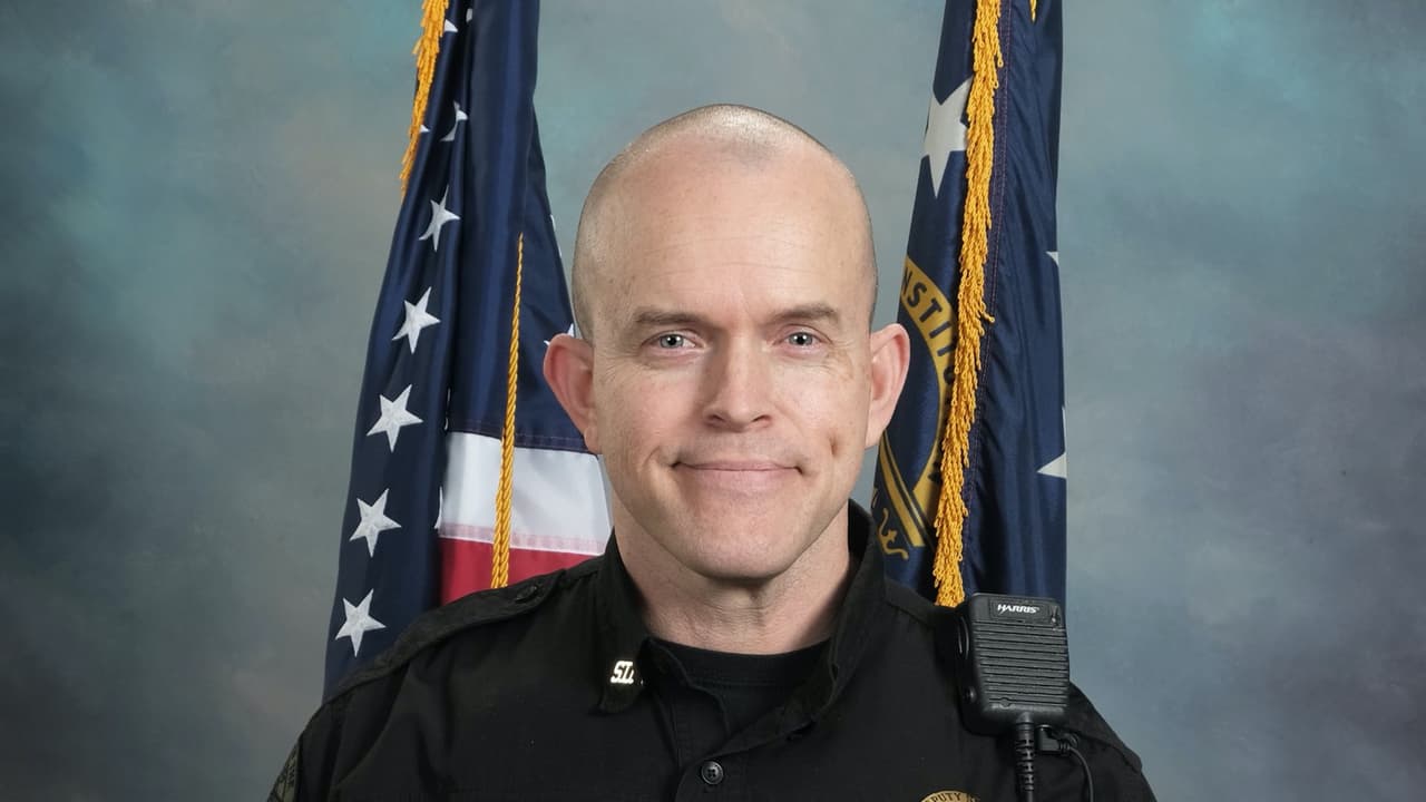 Agente muere cuando un árbol cae sobre la patrulla que conducía