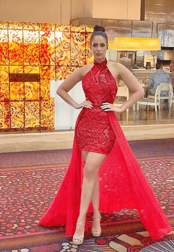 Si tu plan es salir a una cena romántica, Aleyda Ortiz tiene para ti esta excelente opción. Este vestido rojo con cauda te hará lucir fenomenal y robarás corazones como la exreina de Nuestra Belleza Latina.
