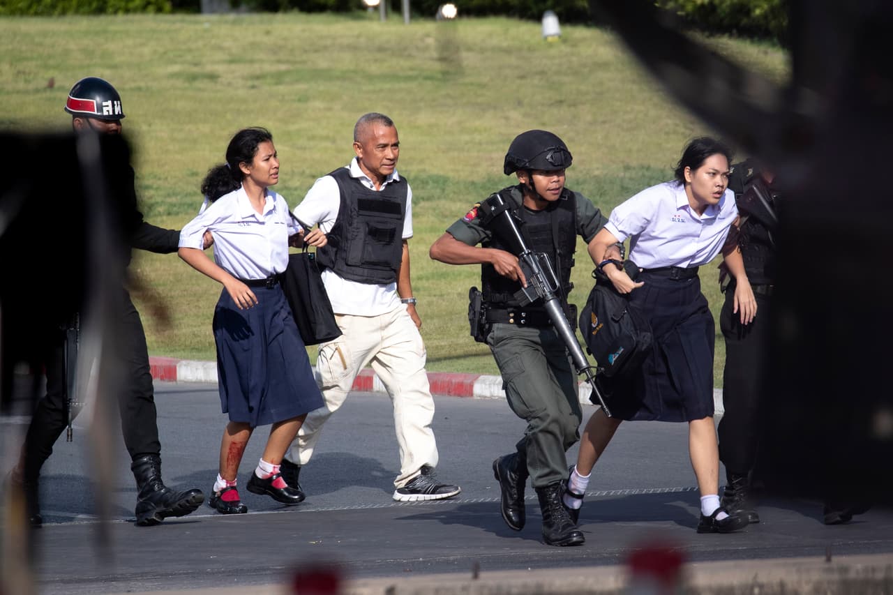 Tras horas de tensión, matan al soldado que desató un tiroteo masivo en un centro comercial de Tailandia
