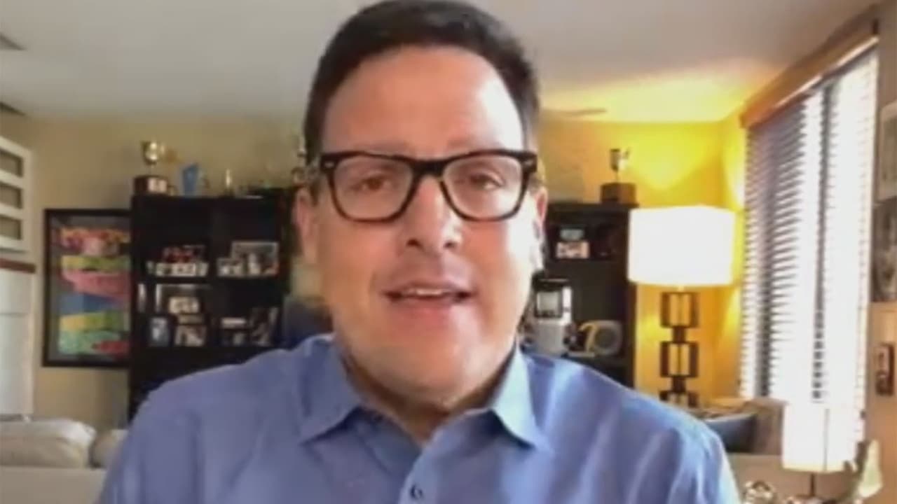 Raúl González estaba nervioso por los resultados, pues vive con su padre, quien padece una enfermedad crónica. Afortunadamente, los resultados fueron favorables y no está contagiado.