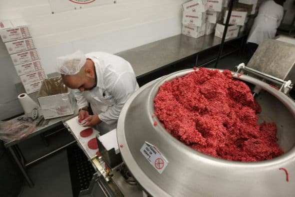 Uso de máquinas de procesamiento de carne.