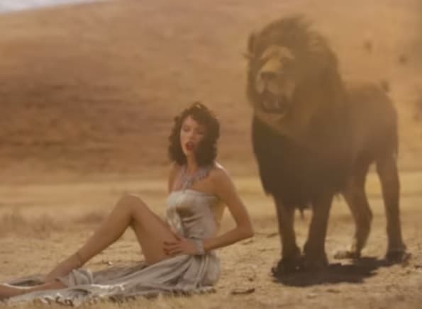 Incluso algunos críticos se han atrevido a criticar el material y tacharlo de "retrógrada".