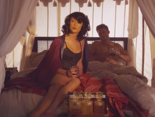 Las críticas sí que han sido duras contra la intérprete, pero el director del video ya salió a la defensa del clip.