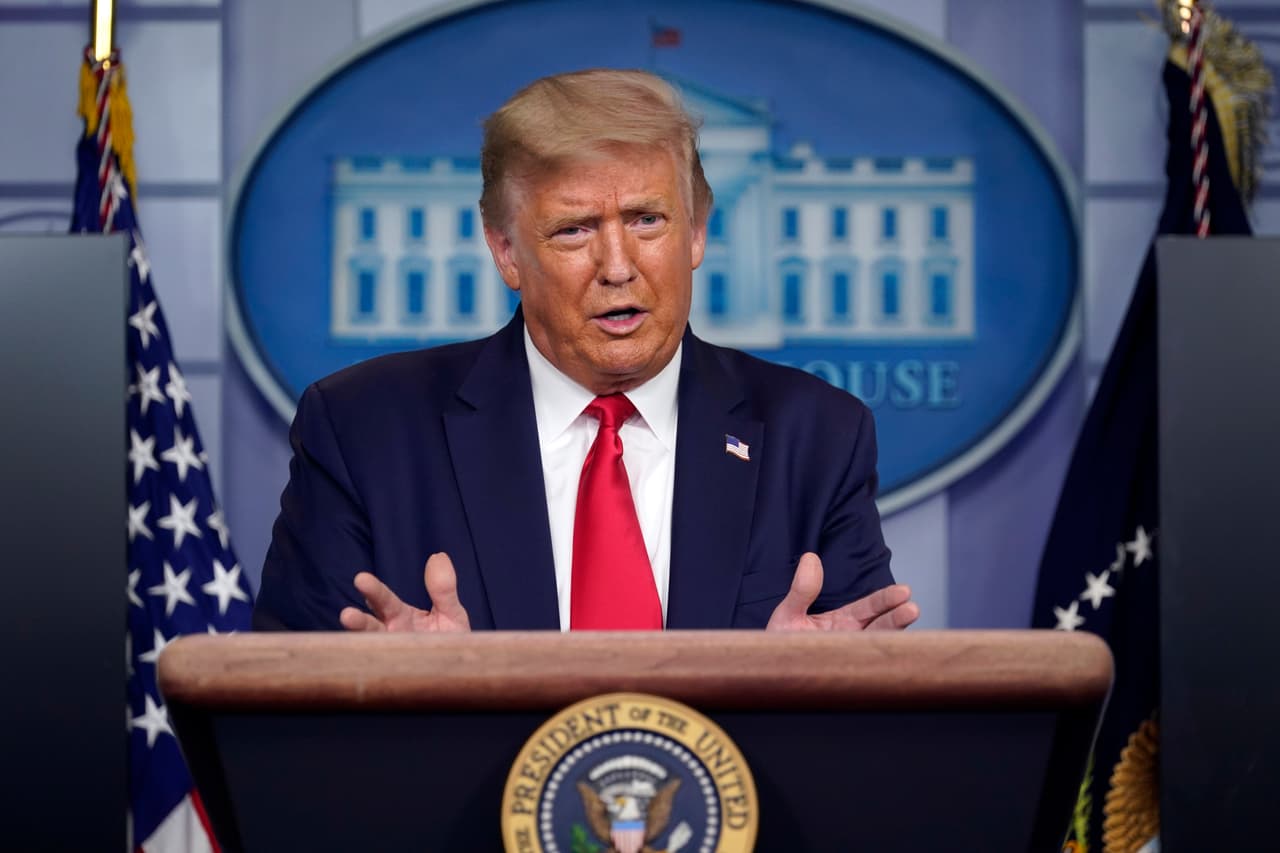 El presidente Donald Trump habla durante una conferencia de prensa en la Casa Blanca, el jueves 23 de julio de 2020, en Washington.