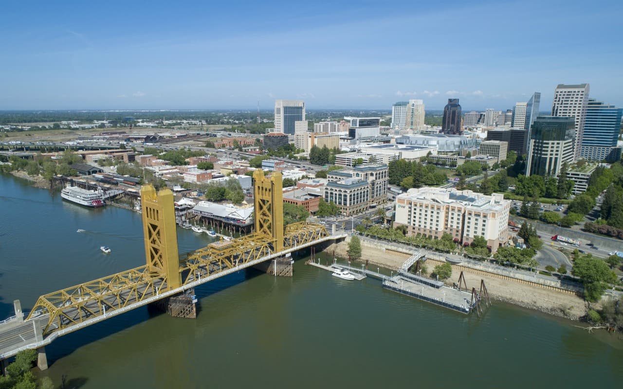 Vandalizan edificios en el centro de Sacramento después de una marcha contra la policía
