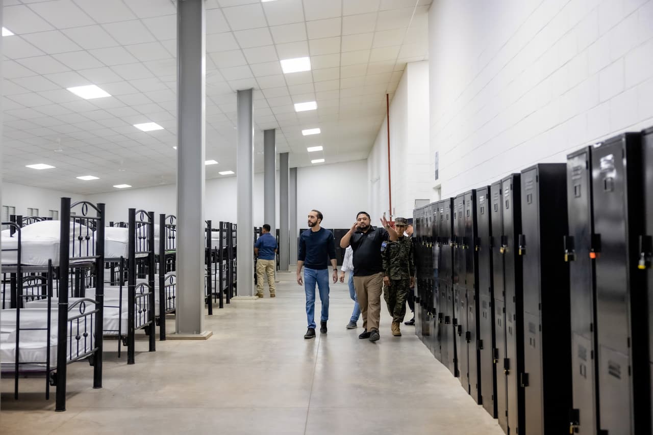 Otra de las áreas dedicas al personal de vigilancia. El viceministro Luna anticipó que los reclusos tendrán que trabajar. Las pandillas, con presencia en comunidades y barrios populosos del país, están involucradas en el narcotráfico y la delincuencia organizada. 
<a href="https://www.univision.com/noticias/america-latina/ejercito-salvador-soyapango-pandilleros-ms13-barrio18-bukele">Extorsionan a comerciantes y empresas de transporte</a> y asesinan a quienes se niegan a pagar, según las autoridades.