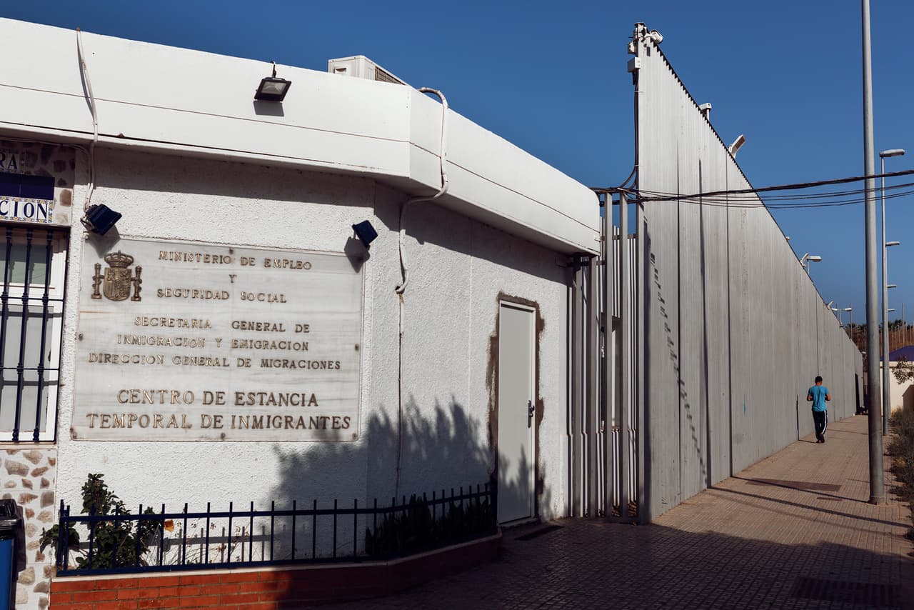 La entrada ilegal a Melilla superando la valla no es la única preocupación de España, porque el ingreso de inmigrantes a bordo de balsas improvisadas se ha duplicado en relación a 2017. En la fotografía el Centro de Estancia Temporal de Melilla, donde algunos inmigrantes pasan meses antes de lograr continuar hacia europa continental.