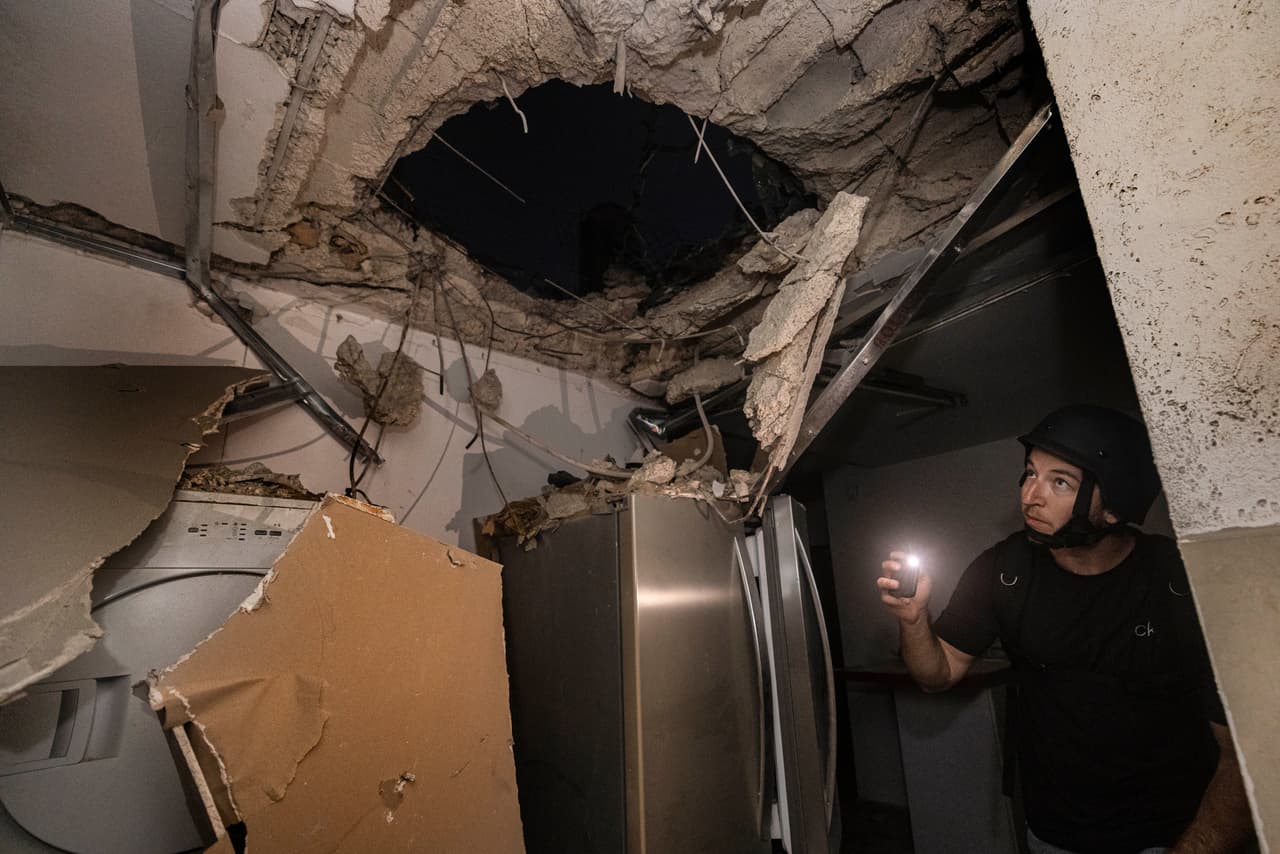 Un hombre israelí inspecciona los daños a una casa que fue alcanzada por un cohete disparado desde la Franja de Gaza, en Ashkelon, en el sur de Israel, el 12 de mayo.
<a href="https://www.univision.com/noticias/mundo/domo-hierro-desigualdad-conflicto-arabe-israeli-fotos-fotos"><u>La mayoría de los proyectiles lanzados por Hamas son interceptados por el sistema de defensa de Israel</u></a>.