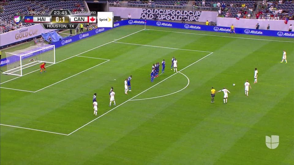 ¡CERCA!. Alphonso Davies disparó que se estrella en el poste.