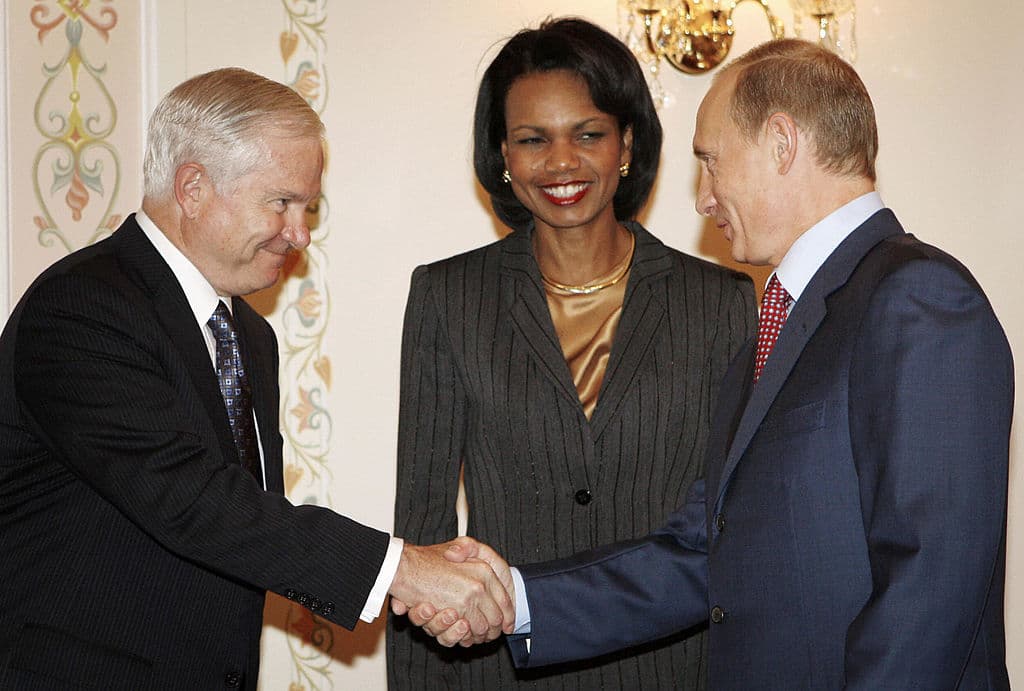 De izquierda a derecha, el ex secretario de Defensa Robert Gates, la ex secretaria de Estado Condoleezza Rice y el presidente de Rusia Vladimir Putin se reúnen en la residencia presidencial cerca a Moscú, el 12 de octubre de 2007.