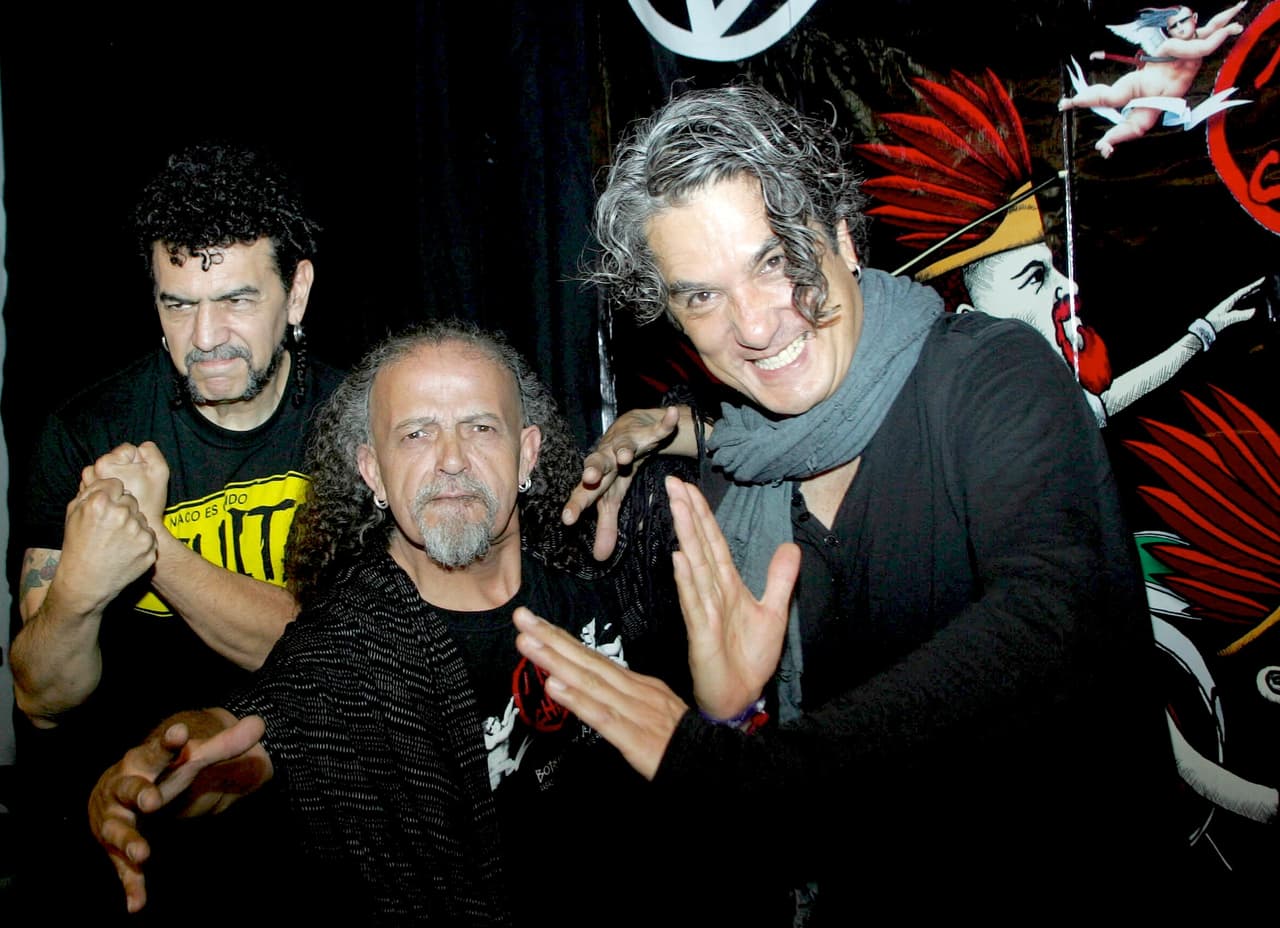 Armando Vega-Gil era originario de la Ciudad de México. Antropólogo de profesión, sin embargo, se inclinó por las artes, convirtiéndose en músico, escritor y fotógrafo.