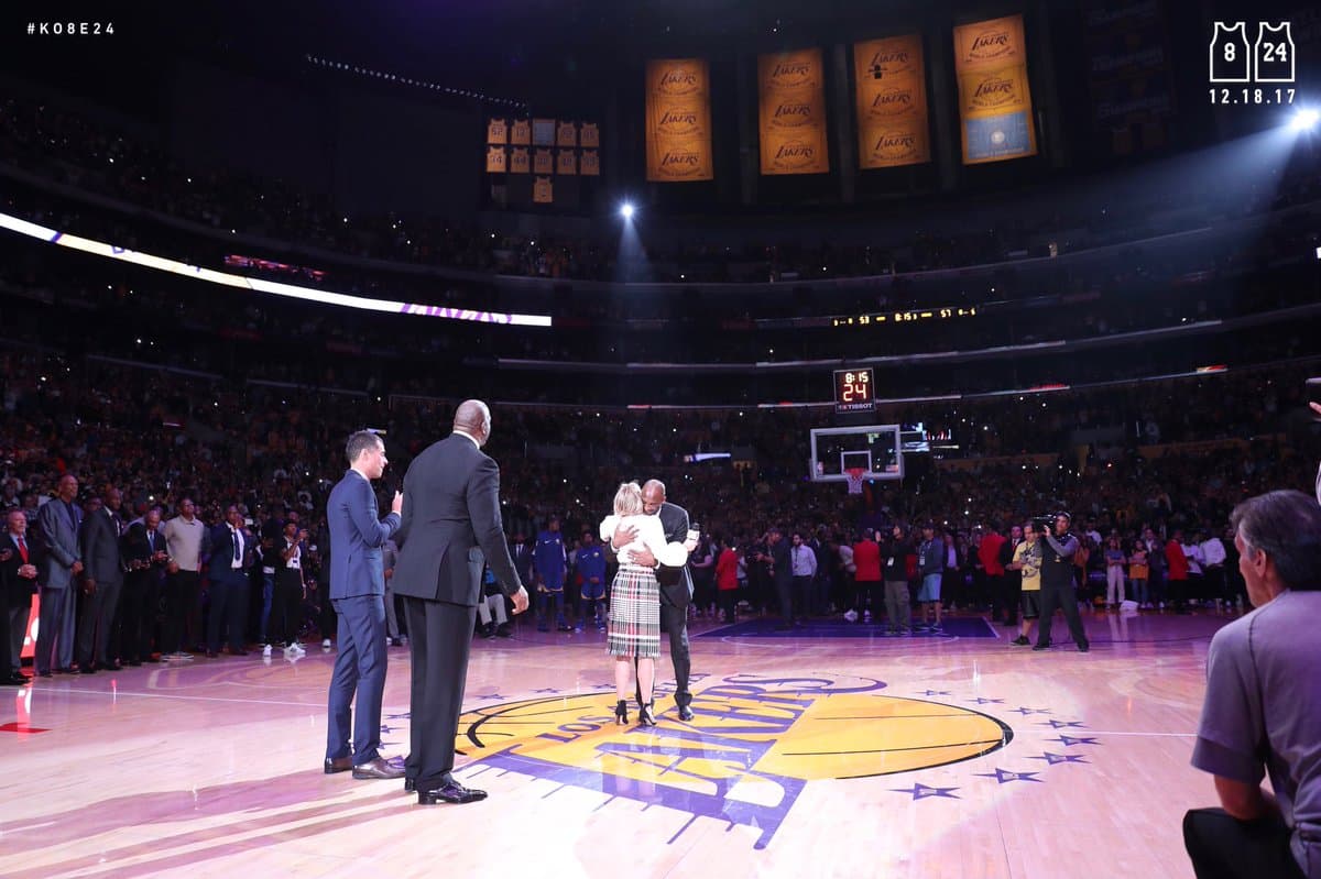 Kobe Bryant inmortalizado en el Staples Center con sus números 8 y 24
