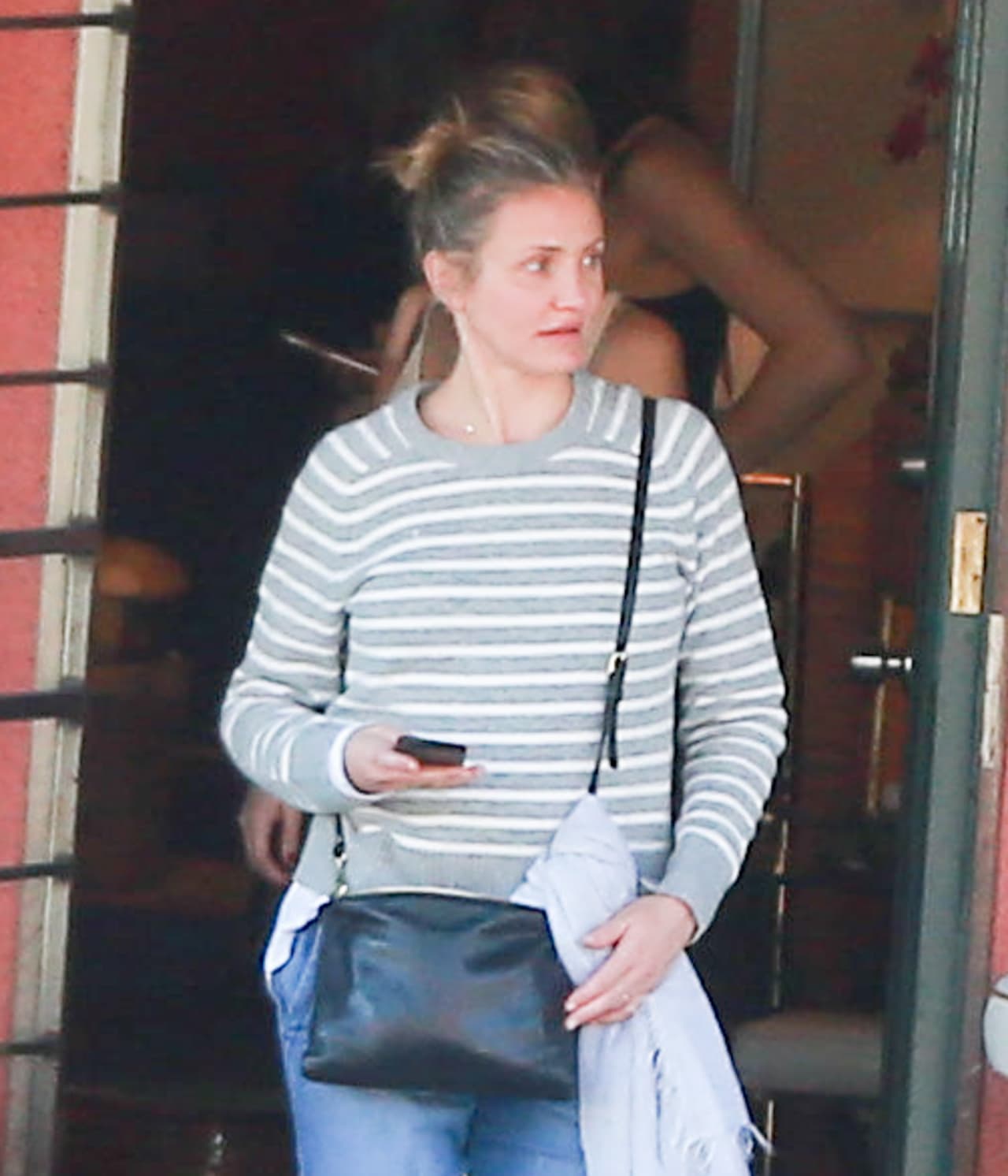 ¿Te imaginas a Cameron cargando un bebé?