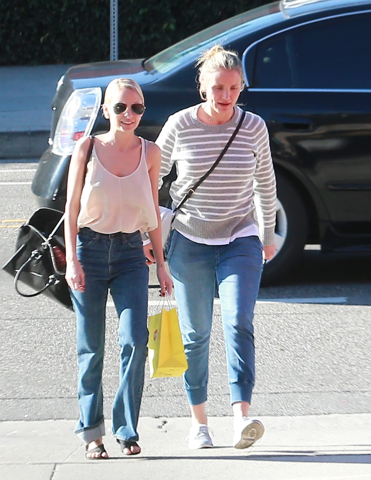 Su suéter cubría su vientre.