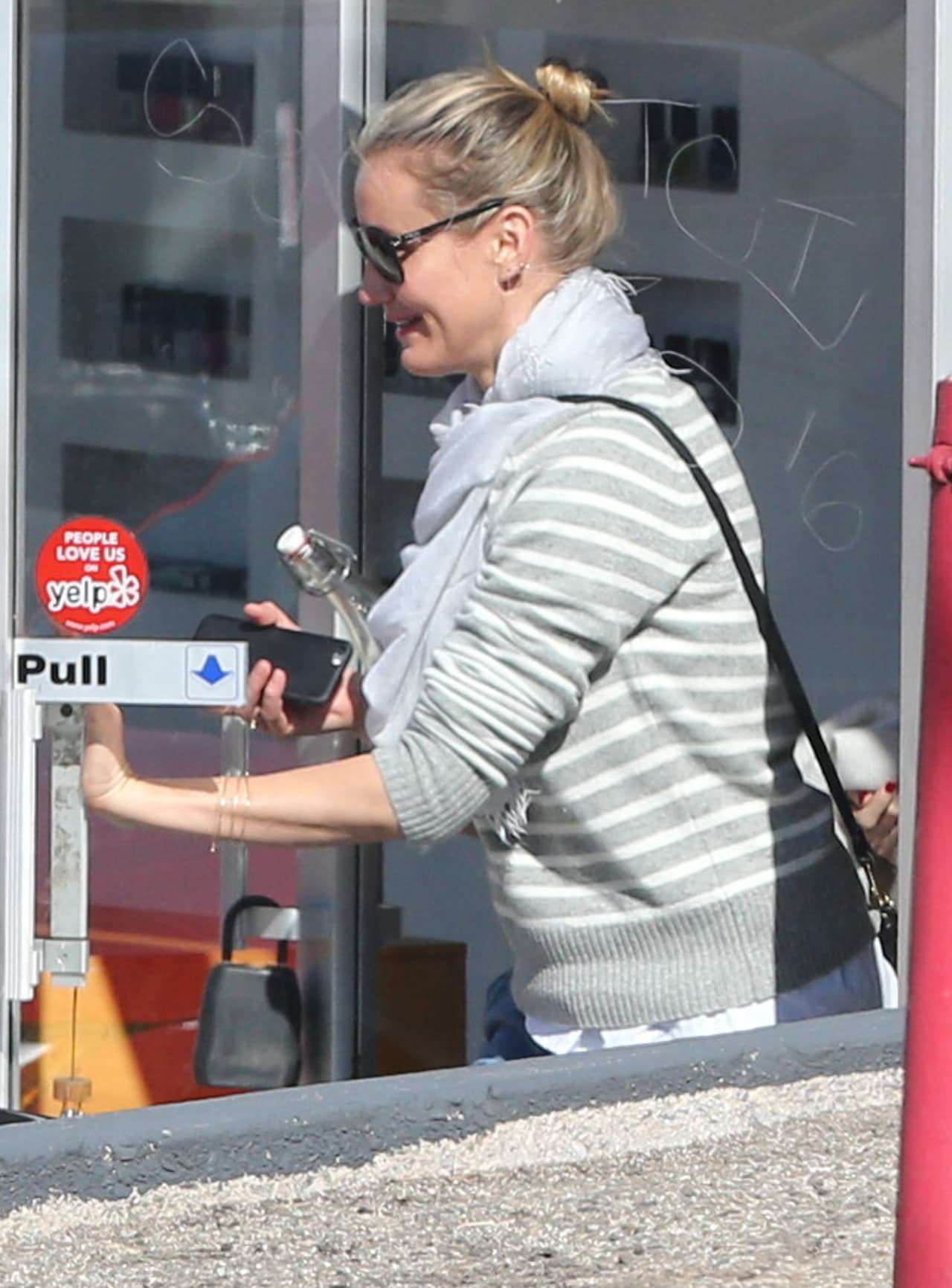 Y no se separa de la ropa holgada.