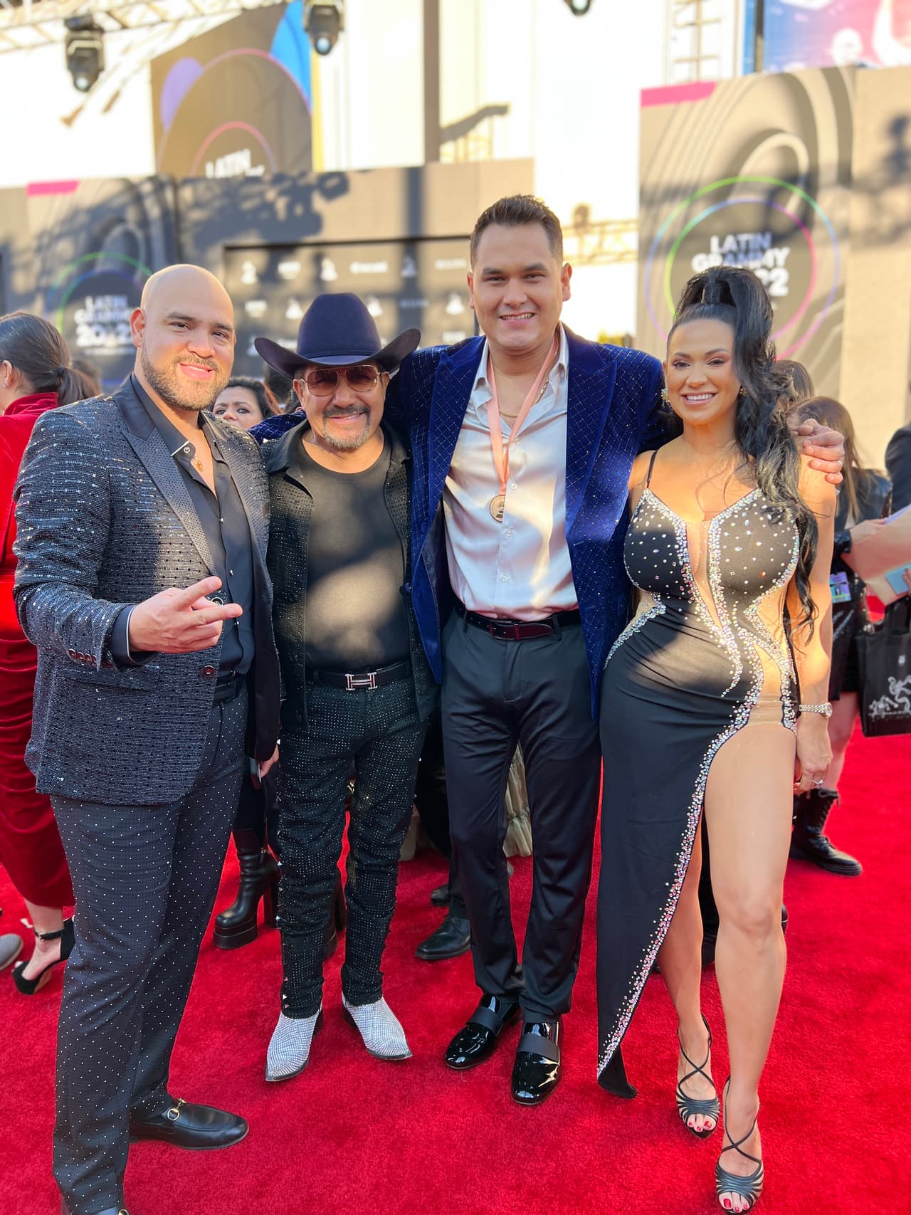 Durante sus pasos por la alfombra, los locutores se toparon con varios artistas como 
<b>Samuel Sarmiento</b>, vocalista de 
<b><a href="https://www.univision.com/temas/banda-los-recoditos">Banda Los Recoditos</a></b>.