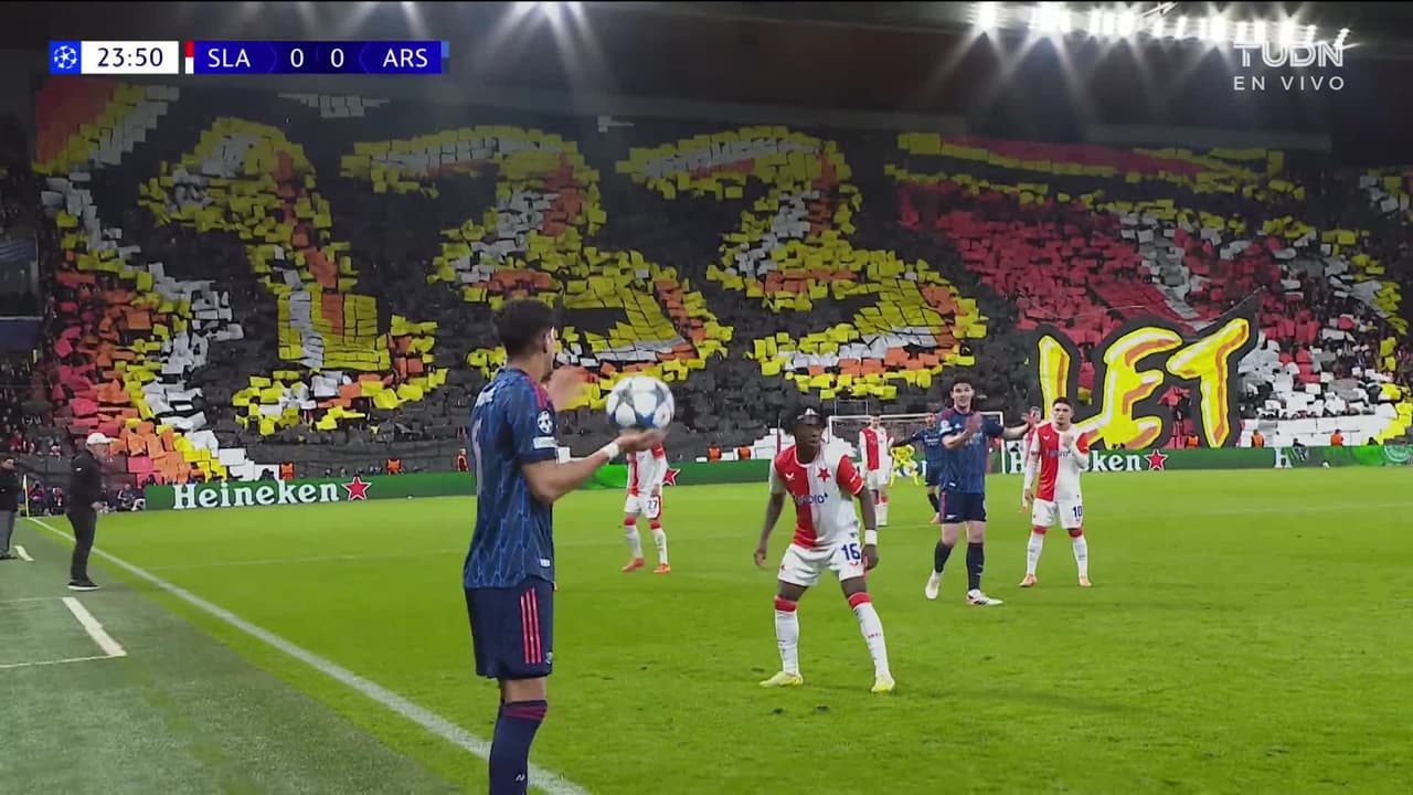 ¡TIRO ATAJADO! disparo por Bukayo Saka.