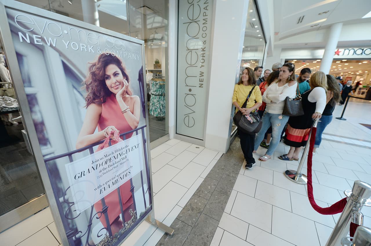 La actriz Eva Mendes reapareció en público con sus nueva colección de ropa para New York & Company tras sesis meses de ausencia en el mundo del entretenimiento.