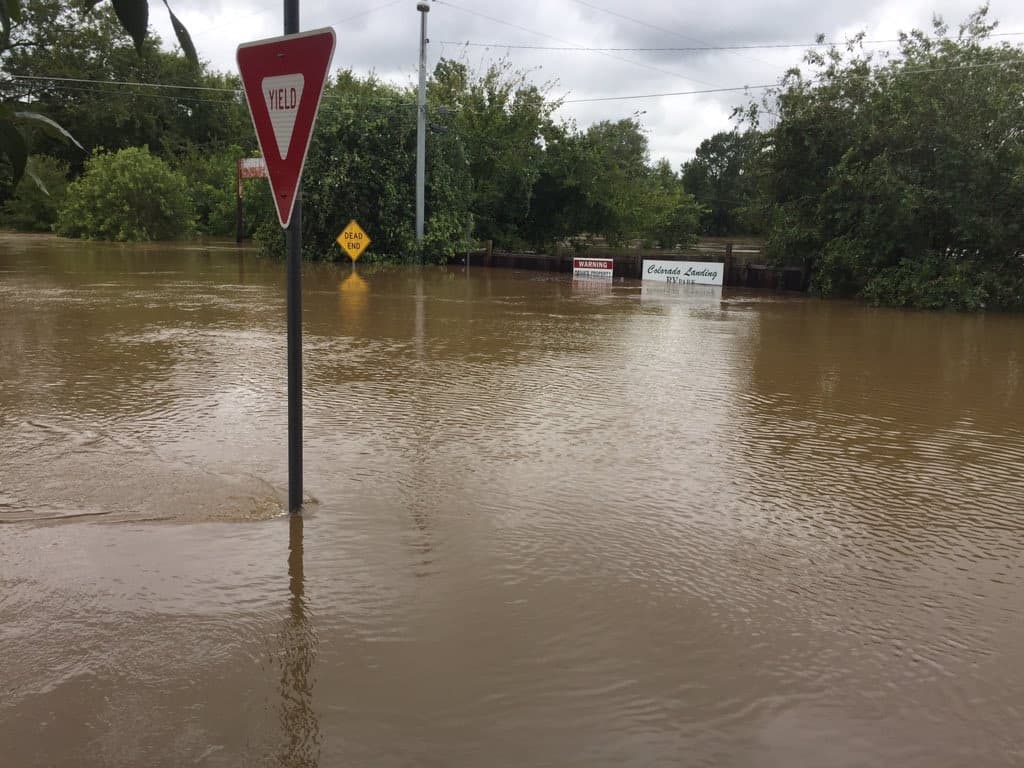 Autoridades de diversas localidades en el centro de Texas ubicadas en los condados Bastrop y Fayette implementaron medidas de emergencia ante el aumento en el nivel de agua en el Río Colorado, que podría ver su nivel más alto en más de 100 años.