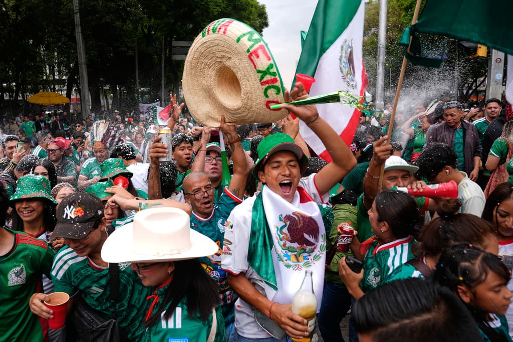Aficionados al fútbol se entusiasman durante una reunión para ver el partido de la Copa del Mundo entre México y Chequia